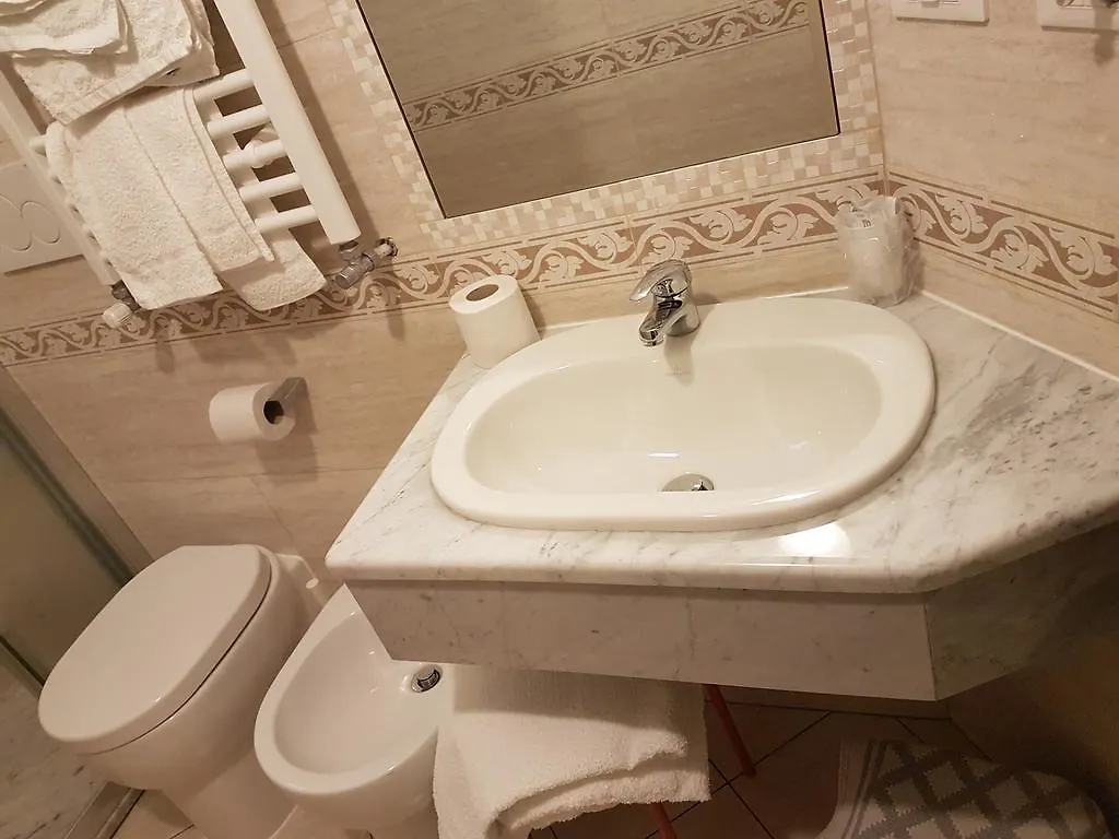 Hotel Mignon 50 Mt Dalla Spiaggia E Dall'Isola Pedonale Alassio 2*,