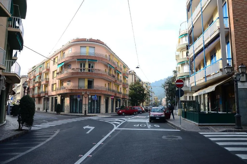 Hotel Mignon 50 Mt Dalla Spiaggia E Dall'Isola Pedonale Alassio